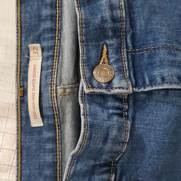 Levi's - Picture 2 of 4